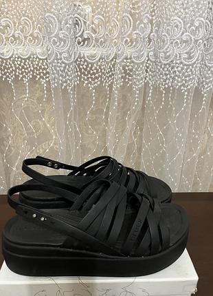 Босоніжки жіночі crocs brooklyn strappy чорні