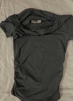 Жіноча футболка pull&bear графітова зі спущеним плечем m