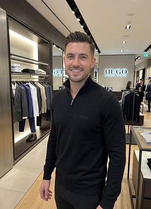 Чоловічий джемпер hugo boss  1/2 1/4 zip зіп виготовлений зі 100% натур cdальної вовни (schurwolle / virgin wool / натуральная вовна. чорний розмір m