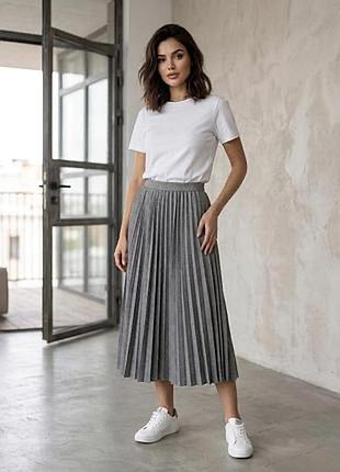 Сіра спідниця пліссе бренду uniqlo