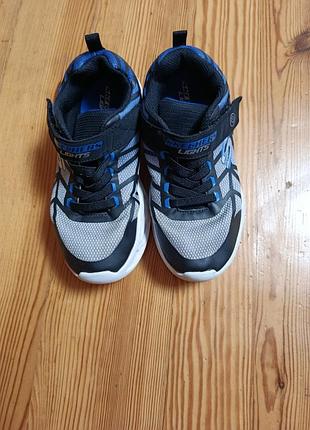 Кроссовки skechers.