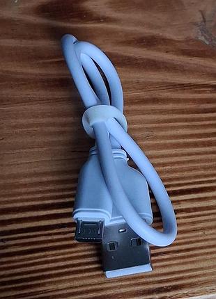 Новый кабель белого цвета с разъемами usb-a на micro-usb