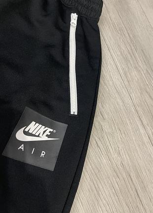 Чоловічі спортивні штани nike чорні з білим логотипом