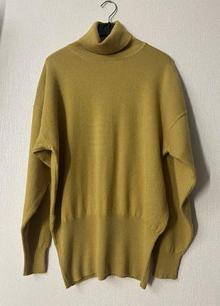 На зображенні представлений гірчично-жовтий кашеміровий светр із високим коміром (водолазка) бренду alberto fabiani.