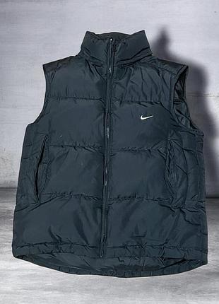 Оригінальна жилетка на пуху nike з капюшоном, який можна заховати в комірі під клапан.