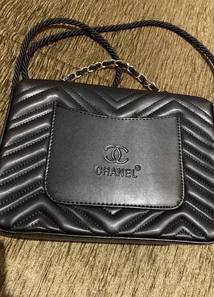 Чорна стьобана сумка типу бренду chanel та комбінованим ремінцем