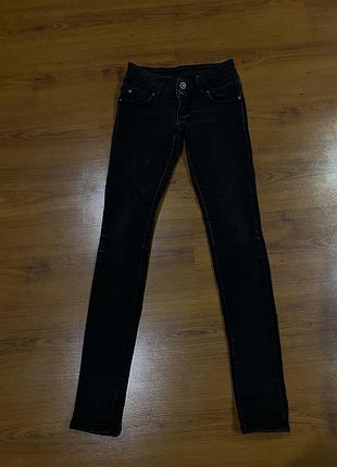 Жіночі джинси скінні (skinny) в чорному кольорі • розмір 25 (xs/s)