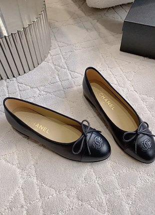 Женские черные кожаные балетки chanel с бантиком и логотипом шанель cc 40
