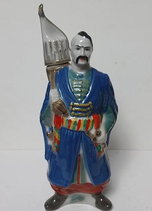 Порцеляновий штоф (пляшка для напоїв) «козак-лучник» (або «козак з колчаном стрел»).
