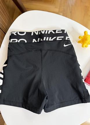 Чорні спортивні шорти nike pro