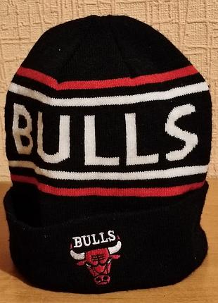 Черна в'язана шапка-бини (beanie) с символикой клуба нба chicago bulls.