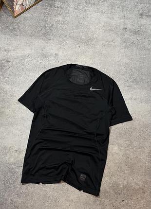 Спортивна футболка чоловіча nike pro чорна
