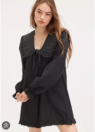 Чорна  міні сукня  від бренду monki (модель: monki puffy sleeves mini dress або сукня міні з зав'язками на комірі та оборкою