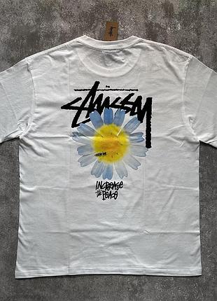 Футболка чоловіча stussy flower біла з принтом бджоли та квітки оригінальний стиль streetwear
