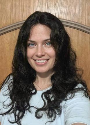 Парик (парик) 55 см из 100% натурального человеческого волнистого неокрашенных волос черного цвета. стрижка "каскад". прямой продел на сеточке.
