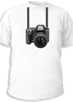 Футболка з малюнком "фотоапарат на шиї"