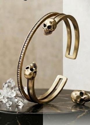 Брендовый открытый браслет-кафф alexander mcqueen с двумя черепами и дорожкой из кристаллов