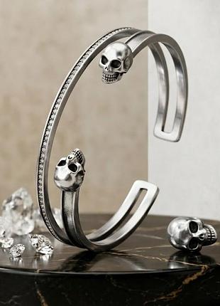 Браслет-кафф alexander mcqueen «silver twin skulls & crystal pave» с черепами и дорожкой кристаллов