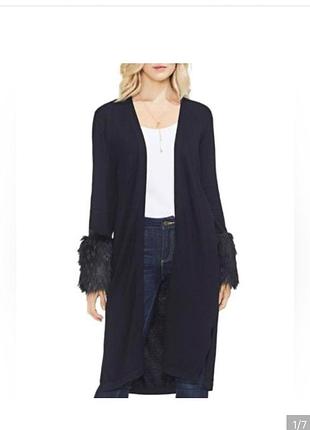 Длинный серый кардиган бренда vince camuto, выполненный в стиле дастера (duster) с открытым передом (без пуговиц или застежек).
