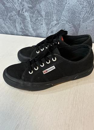Класичні текстильні кеди superga на шнурівках та товстій підошві, чорного кольору, розмір 38