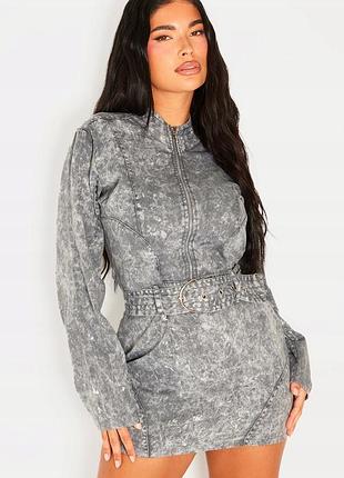 Коротка джинсова сукня з поясом prettylittlething