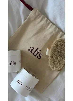 Набор для ухода за телом alís i love me set (скраб 220 мл, крем-баттер 220 мл, щетка для сухого массажа и брендированный тканевый мешочек)