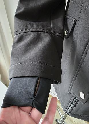 Куртка чорного кольору. 3