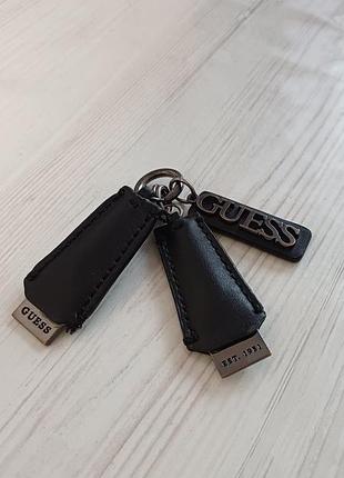 Фирменный брелок guess в красивом состоянии