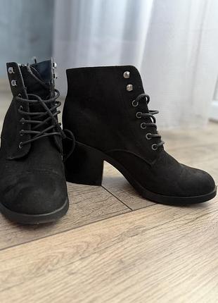 Чорні замшеві ботильйони на підборах 🖤