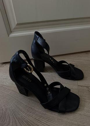 Жіночі туфлі guess чорні, розмір 37