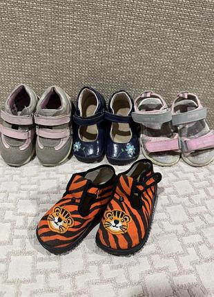 Комплект взуття для дівчинки: 21-22. кросівки, туфлі clarks, босоніжки tom.m, капці zetpol