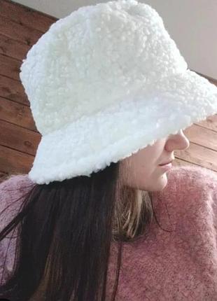 Хутряна панама молочного кольору