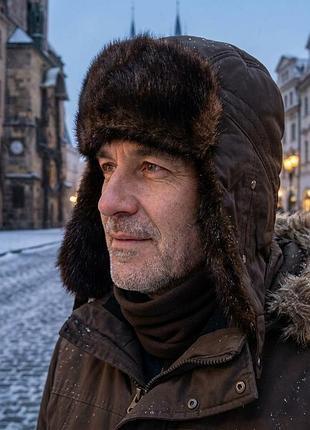 Шапка на чоловіка вушанка з плащової тканини та штучного хутра.
