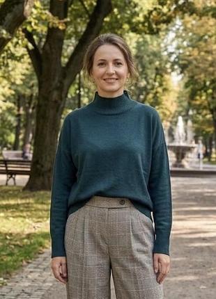 Класичний воіняний тонкий светр смарагдово-зеленого кольору з коміром-стійкою jcs