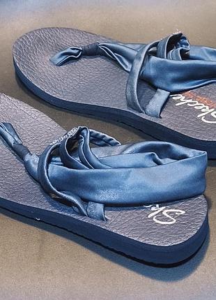 Женские сандалии-вьетнамки skechers со стелькой yoga foam эластичные ремешки с декоративной пряжкой со стразами и ремешком-слингбэком на пятке) раз.40