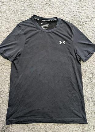 Футболка under armour, size m, состояние отличное, плечи 40 подмышки 49 длина 70, тянется