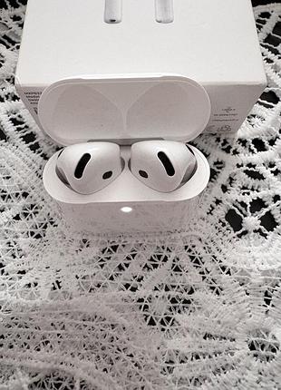 Навушники та гарнітури apple airpods 4 6