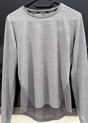 Лонгслив nike серого цвета.