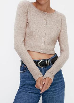 Кофтинка zara зара на ґудзиках лонгслів укорочений кардиган топ з довгими рукавами жіноча базова бежева пудрова кофта
