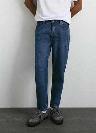 Pull&bear  джинси з синього вареного деніму. мають підвужену штанку. щільний матеріал. standard fit.