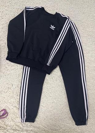 Спортивний костюм adidas чорний з білими смужками