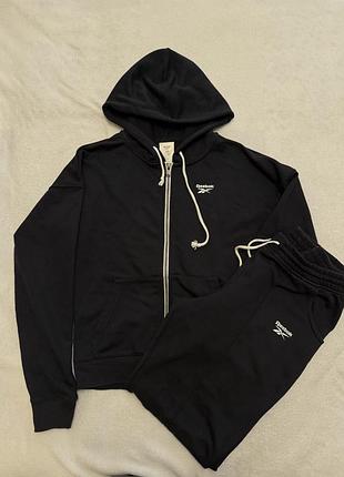 Продам жіночий спортивний костюм reebok
