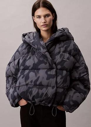 Нова куртка -пуховик с запахом calvin klein print wrap puffer jacket