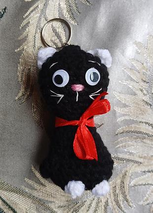 Вязаная игрушка брелок котик.