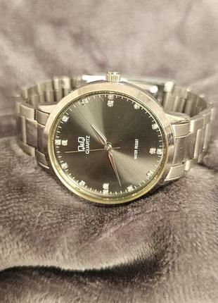 Годинник жіночий q&q quartz сріблястий з чорним циферблатом