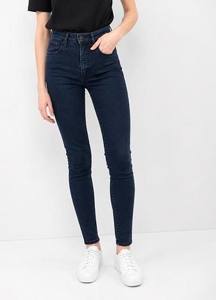 Жіночі джинси темно синього кольору скіні від levi’s