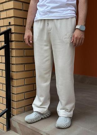 Calvin klein  спортивні штани, в молочному кольорі. мають пряму штанку. гарно тримають форму. мають утеплення.