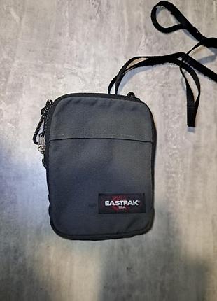 Маленька сіра сумка через плече (месенджер / барсетка) бренду eastpak