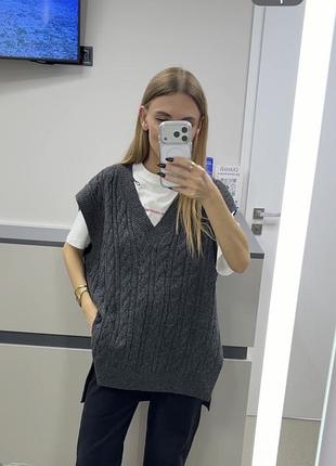Жіноча в'язана жилетка сіра