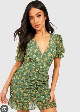 Короткое зеленый платье с цветочным принтом и драпировкой от бренда boohoo, размер l-xl